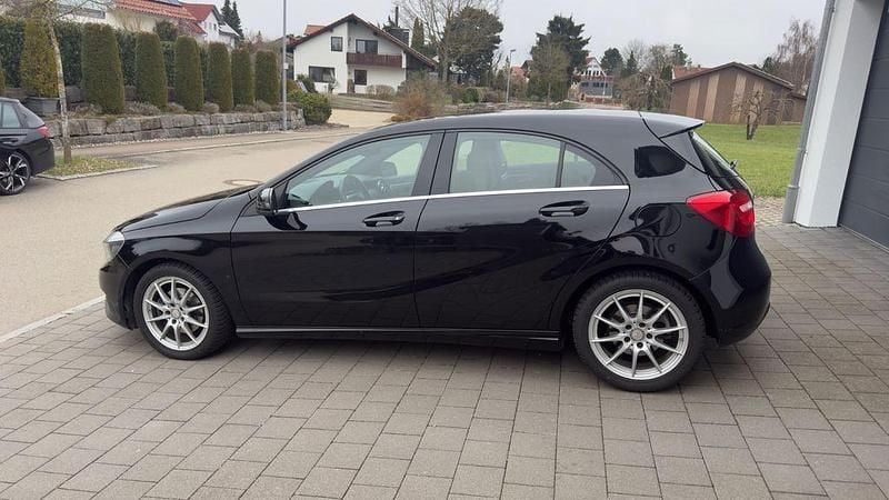 Gebraucht Mercedes A180 122 PS (89 kW) 2013 Schwarz Limousine