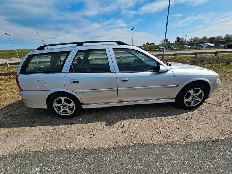 Grau Gebraucht 2001 Opel Vectra Kombi | 679 € (Guter Preis) - Bild 1/4