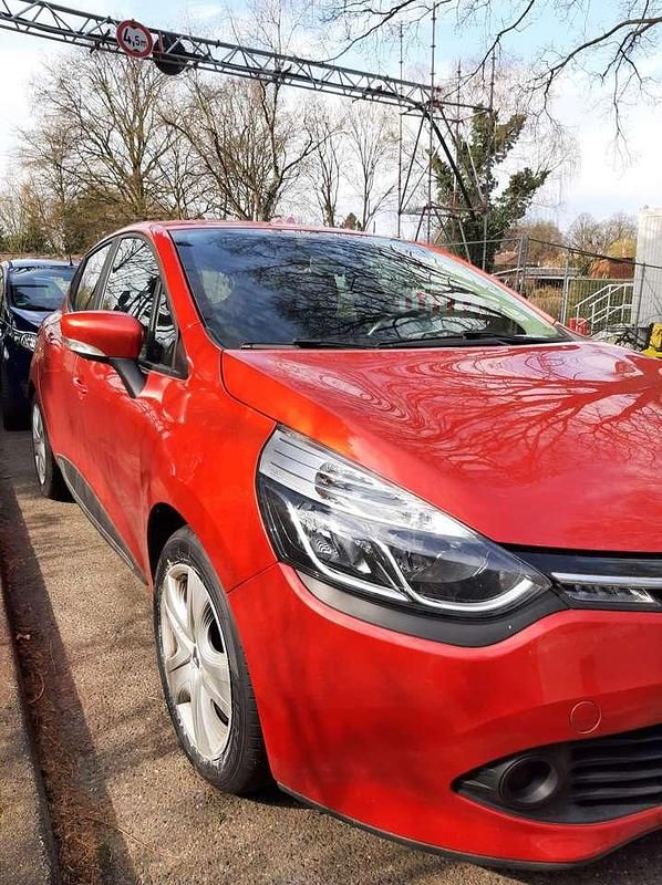 Rot Gebraucht 2015 Renault Clio IV Dynamique Limousine | 6.900 € (Guter Preis) - Bild 1/4