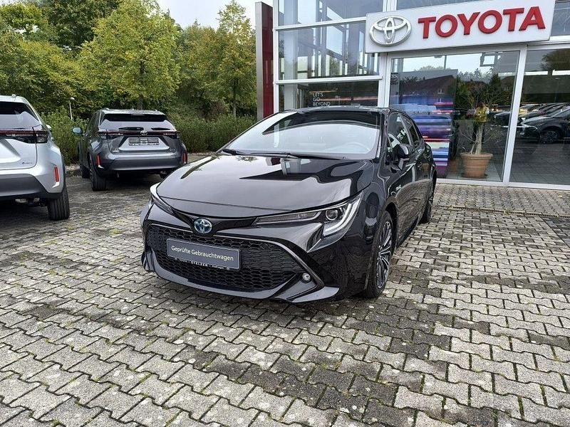 Mysticschwarz mica Gebraucht 2021 Toyota Corolla Team Limousine | 21.560 € (Fairer Preis) - Bild 1/4