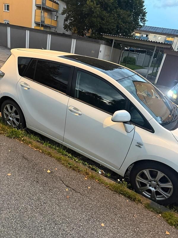 Gebraucht Toyota Verso 200 PS (147 kW) 2011 Weiß Van / Kleinbus