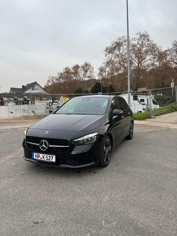Schwarz Gebraucht 2023 Mercedes B200 Van / Kleinbus | 28.000 € (Guter Preis) - Bild 1/4