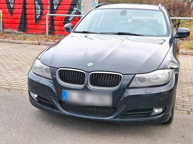 Schwarz Gebraucht 2011 BMW 318 Kombi | 2.899 € (Guter Preis) - Bild 1/4