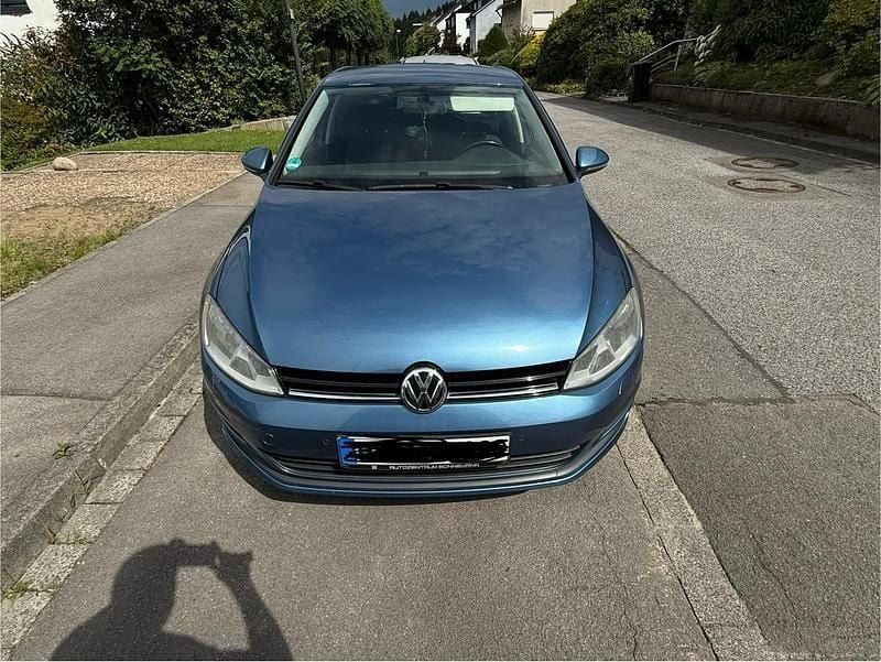 Blau Gebraucht 2013 VW Golf VII Comfortline Kleinwagen | 7.600 € (Guter Preis) - Bild 1/4