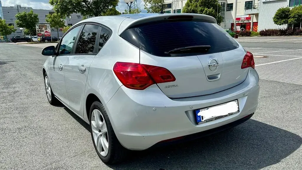 Gebraucht Opel Astra 120 PS (88 kW) 2011 Silber Limousine