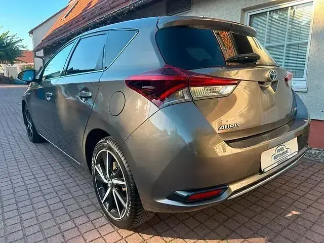 Gebraucht Toyota Auris Hybrid Team 99 PS (72 kW) 2018 Grau Limousine