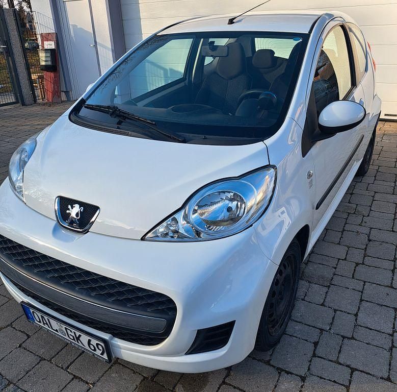 Gebraucht Peugeot 107 Urban Move 68 PS (50 kW) 2011 Weiß Kleinwagen