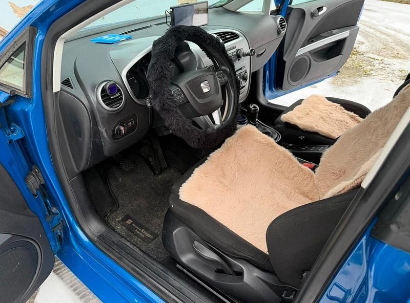 Second-hand Seat Leon 102 CP (75 kW) 2010 Albastru Hatchback