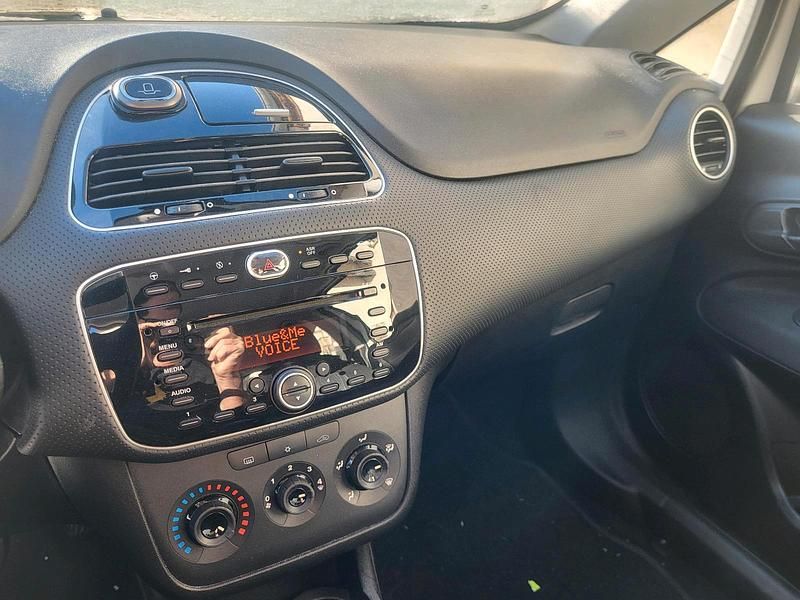 Weiß Gebraucht 2011 Fiat Punto Kleinwagen | 1.400 € - Bild 1/4