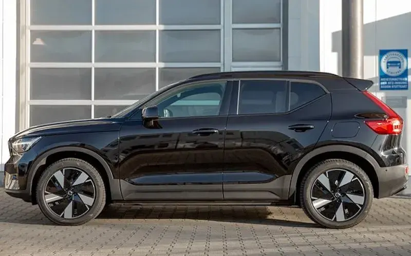 Używany Volvo EX40 Plus 185 kW (252 KM) 2025 Czarny SUV