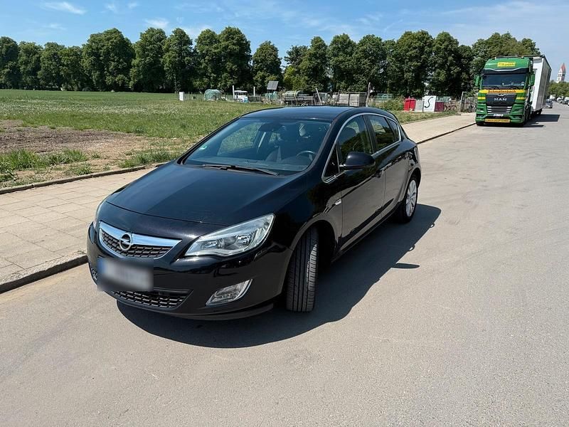 Gebraucht Opel Astra 100 PS (73 kW) 2010 Schwarz Kleinwagen