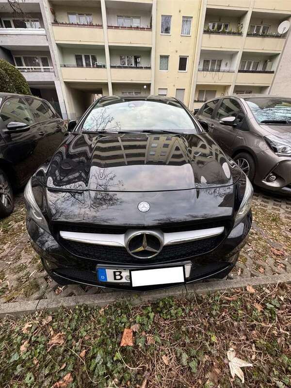 Schwarz Gebraucht 2015 Mercedes CLA200 Limousine | 18.590 € (Fairer Preis) - Bild 1/4