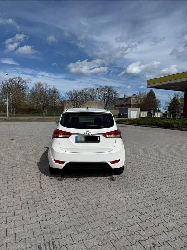 Gebraucht Hyundai ix20 125 PS (91 kW) 2014 Weiß Kleinwagen