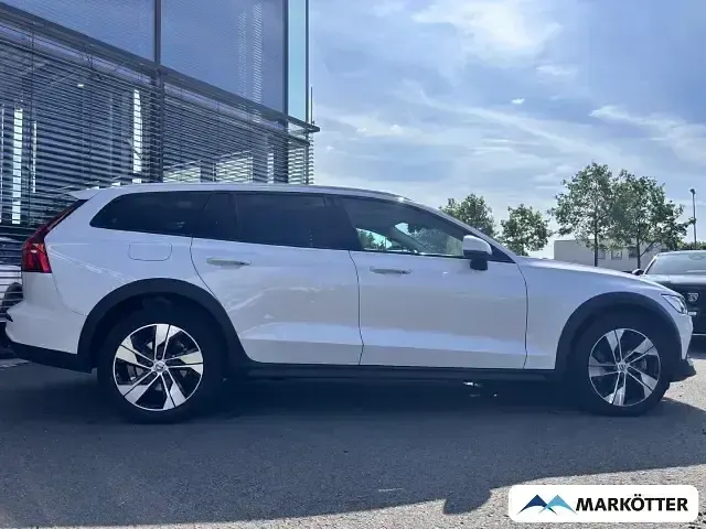 Gebraucht Volvo V60 CC Plus 197 PS (144 kW) 2023 Weiss Kombi