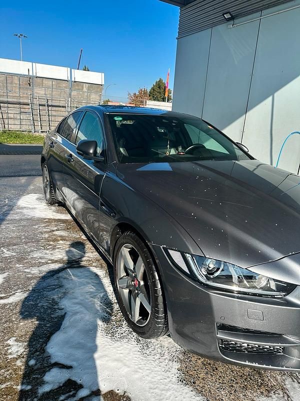 Gebraucht Jaguar XE Prestige 241 PS (177 kW) 2019 Grau Limousine
