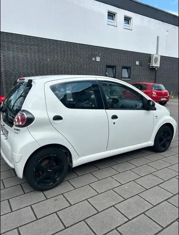 Gebraucht Toyota Aygo 69 PS (50 kW) 2010 Weiß Kleinwagen