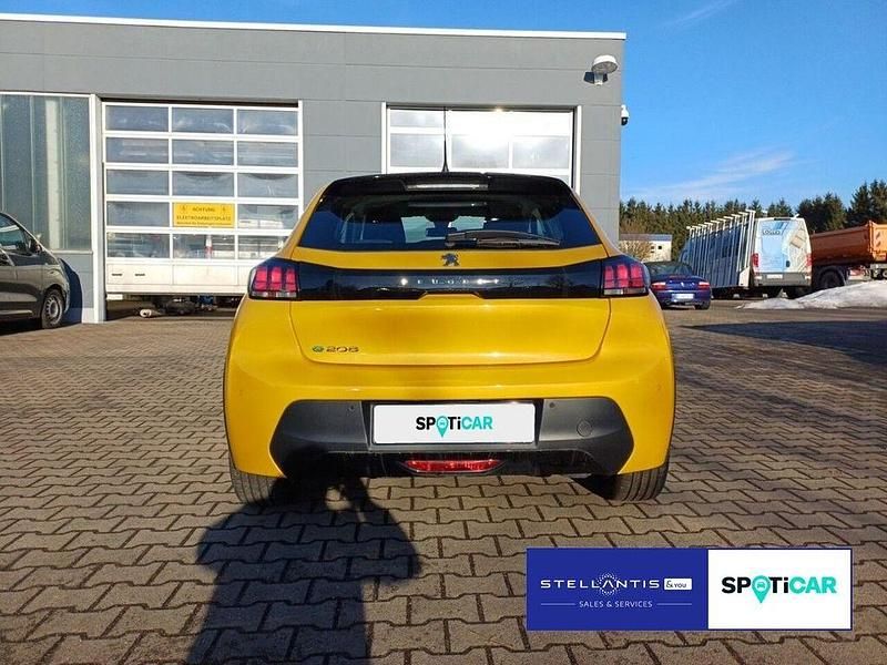 Gebraucht Peugeot e-208 Active 100 kW (136 PS) 2022 Gelb Kleinwagen