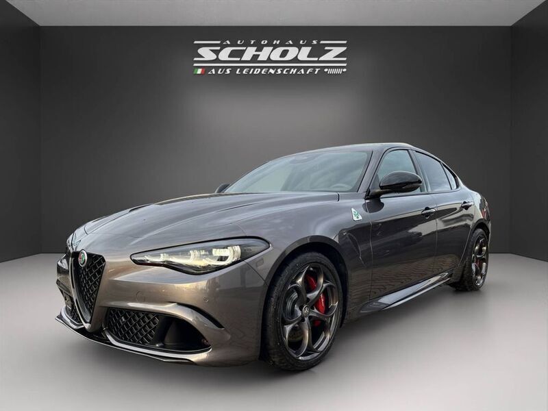 Grigio vesuvio, metallic Neu 2025 Alfa Romeo Giulia Quadrifoglio Limousine | 95.450 € (Fairer Preis) - Bild 1/4