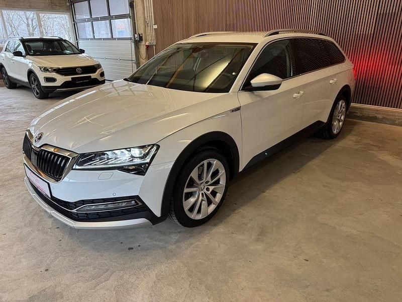 Weiß Gebraucht 2021 Skoda Superb Scout 4x4 Kombi | 29.699 € (Fairer Preis) - Bild 1/4