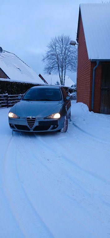 Grau Gebraucht 2005 Alfa Romeo 147 Impression Kleinwagen | 2.299 € (Fairer Preis) - Bild 1/4