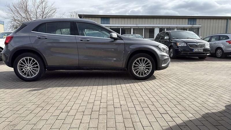 Gebraucht Mercedes GLA200 156 PS (114 kW) 2016 Mountaingrau  met. SUV