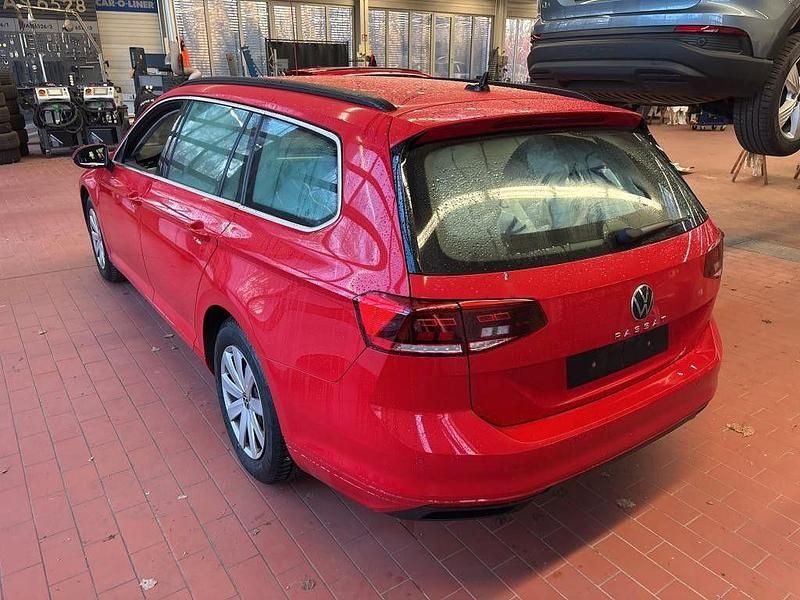 Gebraucht VW Passat Business 122 PS (89 kW) 2022 Tornadorot Kombi