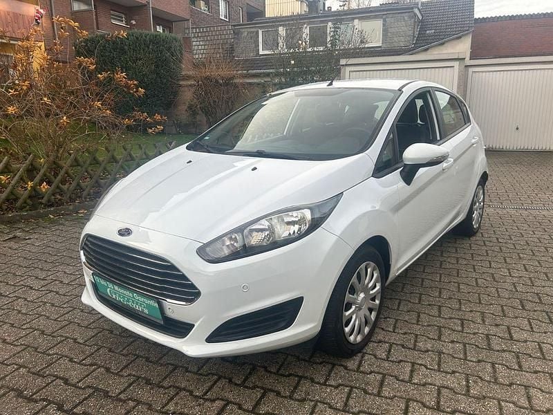 Weiß Gebraucht 2013 Ford Fiesta Trend Limousine | 4.750 € (Fairer Preis) - Bild 1/4