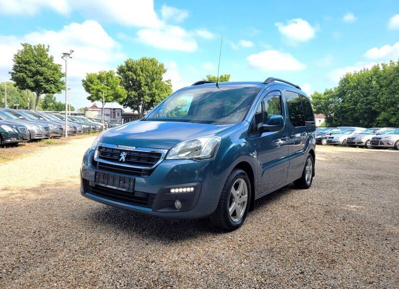 Lackierung blau kyanos/metalli Gebraucht 2016 Peugeot Partner Tepee Allure Van / Kleinbus | 7.480 € (Fairer Preis) - Bild 1/4