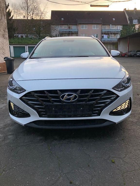 Weiß Gebraucht 2022 Hyundai i30 Trend Kombi | 8.747 € - Bild 1/4