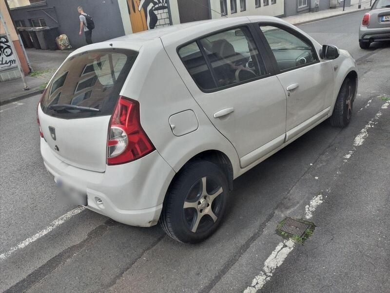 Weiß Gebraucht 2012 Dacia Sandero Ambiance Kleinwagen | 3.500 € (Fairer Preis) - Bild 1/4