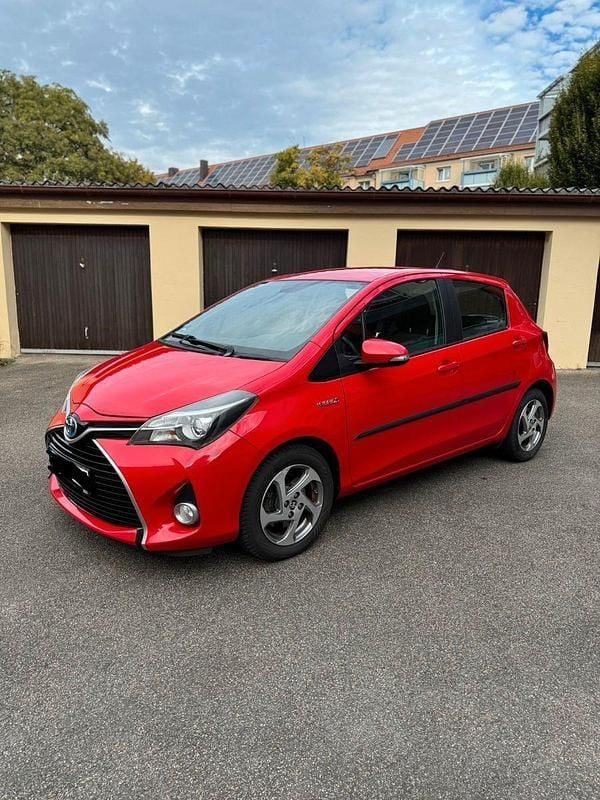 Rot Gebraucht 2015 Toyota Yaris Hybrid Comfort Kleinwagen | 10.990 € (Fairer Preis) - Bild 1/4