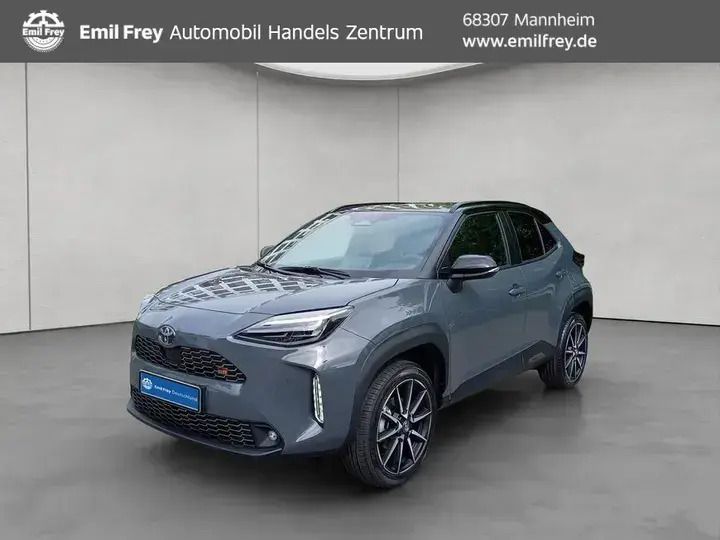 Grau Neu 2025 Toyota Yaris Hybrid Sport | 38.290 € - Bild 1/4