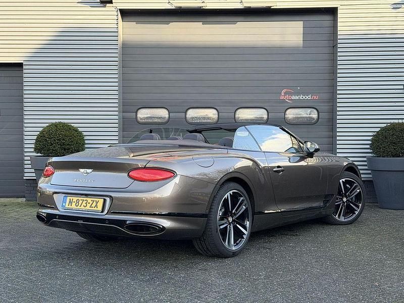 Gebraucht Bentley Continental GT Convertible 635 PS (467 kW) 2019 Braun Cabrio