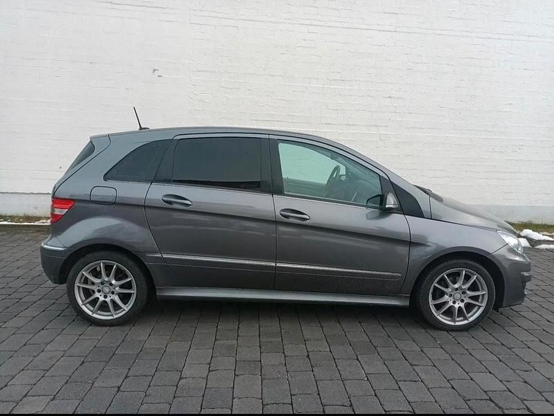 Grau Gebraucht 2011 Mercedes 200 Kombi | 5.850 € (Fairer Preis) - Bild 1/4