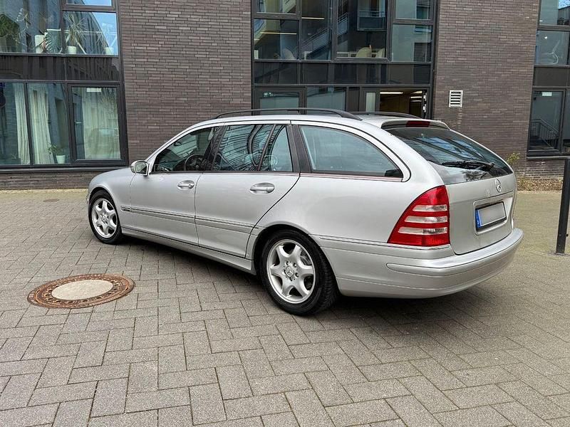 Silber Gebraucht 2004 Mercedes C320 Avantgarde Limousine | 3.800 € (Superpreis) - Bild 1/4