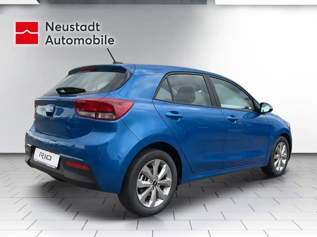 Używany Kia Rio Vision 84 KM (61 kW) 2023 Niebieski Sedan/Limuzyna