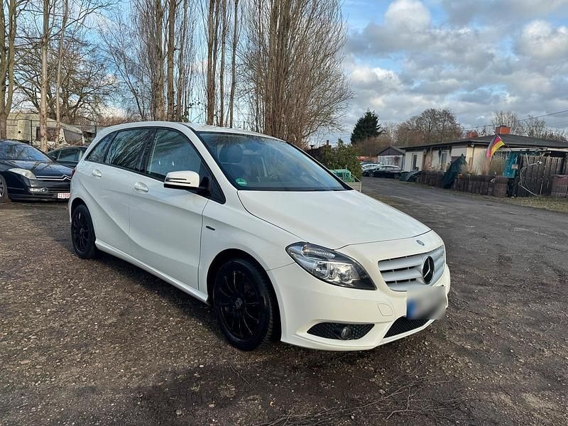 Gebraucht Mercedes B200 109 PS (80 kW) 2012 Weiß Van / Kleinbus
