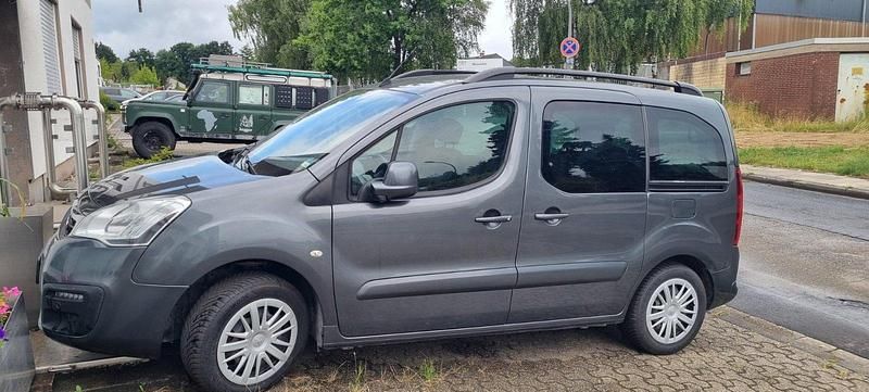Grau Gebraucht 2015 Peugeot Partner Tepee Van / Kleinbus | 7.990 € (Fairer Preis) - Bild 1/4
