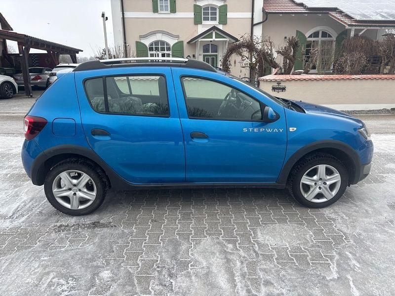 Blau Gebraucht 2015 Dacia Sandero Prestige SUV | 4.200 € (Guter Preis) - Bild 1/4