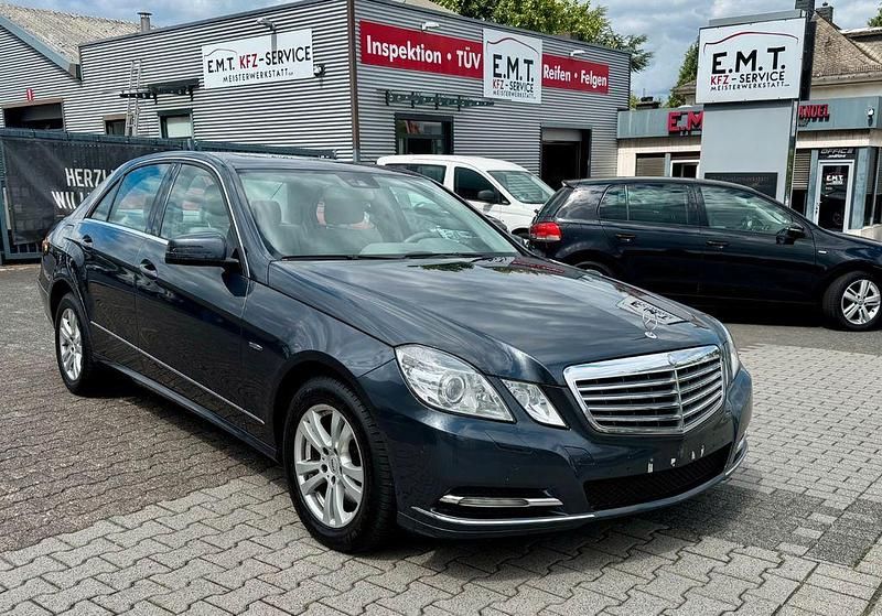 Grau Gebraucht 2010 Mercedes E350 Elegance Limousine | 8.990 € (Guter Preis) - Bild 1/4