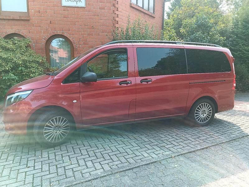 Rot Gebraucht 2022 Mercedes Vito Van / Kleinbus | 61.750 € - Bild 1/4