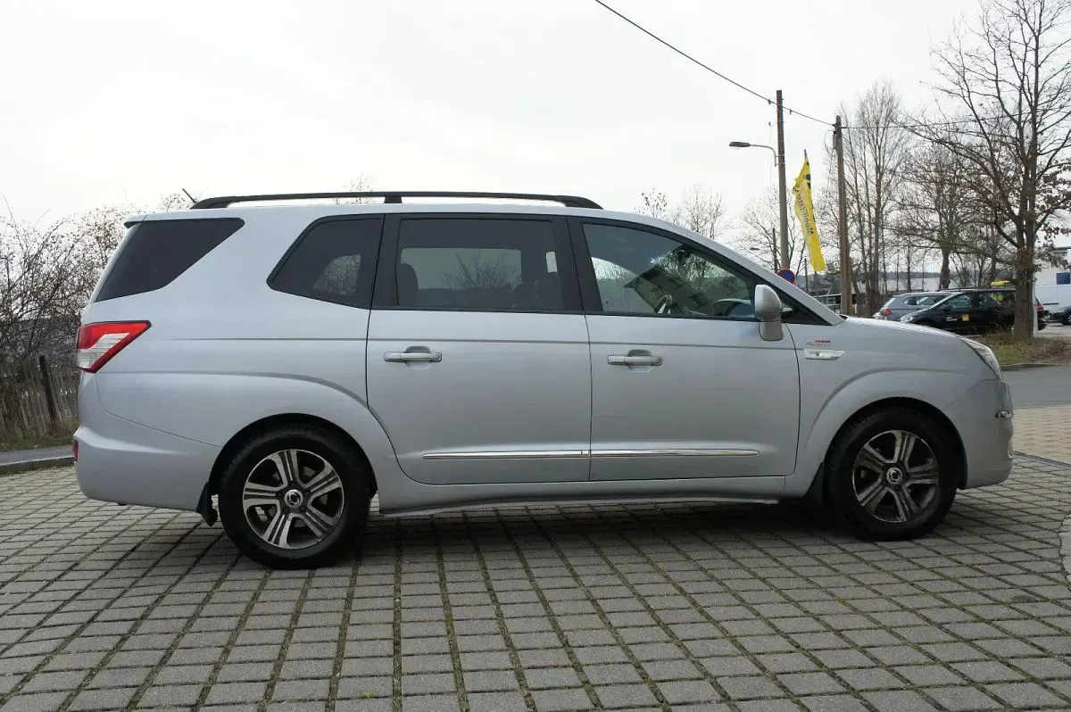 Gebraucht SsangYong Rodius Sapphire 155 PS (114 kW) 2015 Silber Van / Kleinbus