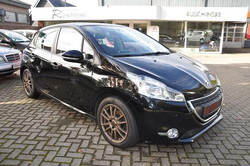 Schwarz Gebraucht 2015 Peugeot 208 Kleinwagen | 7.999 € (Guter Preis) - Bild 1/4