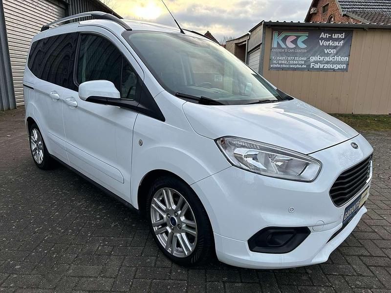 Gebraucht Ford Tourneo Courier Titanium 101 PS (74 kW) 2019 Frostweiß Van / Kleinbus