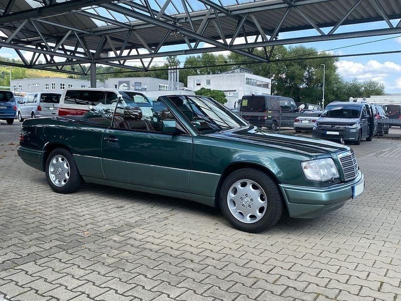 Grün Gebraucht 1994 Mercedes E220 Cabrio | 26.800 € - Bild 1/4
