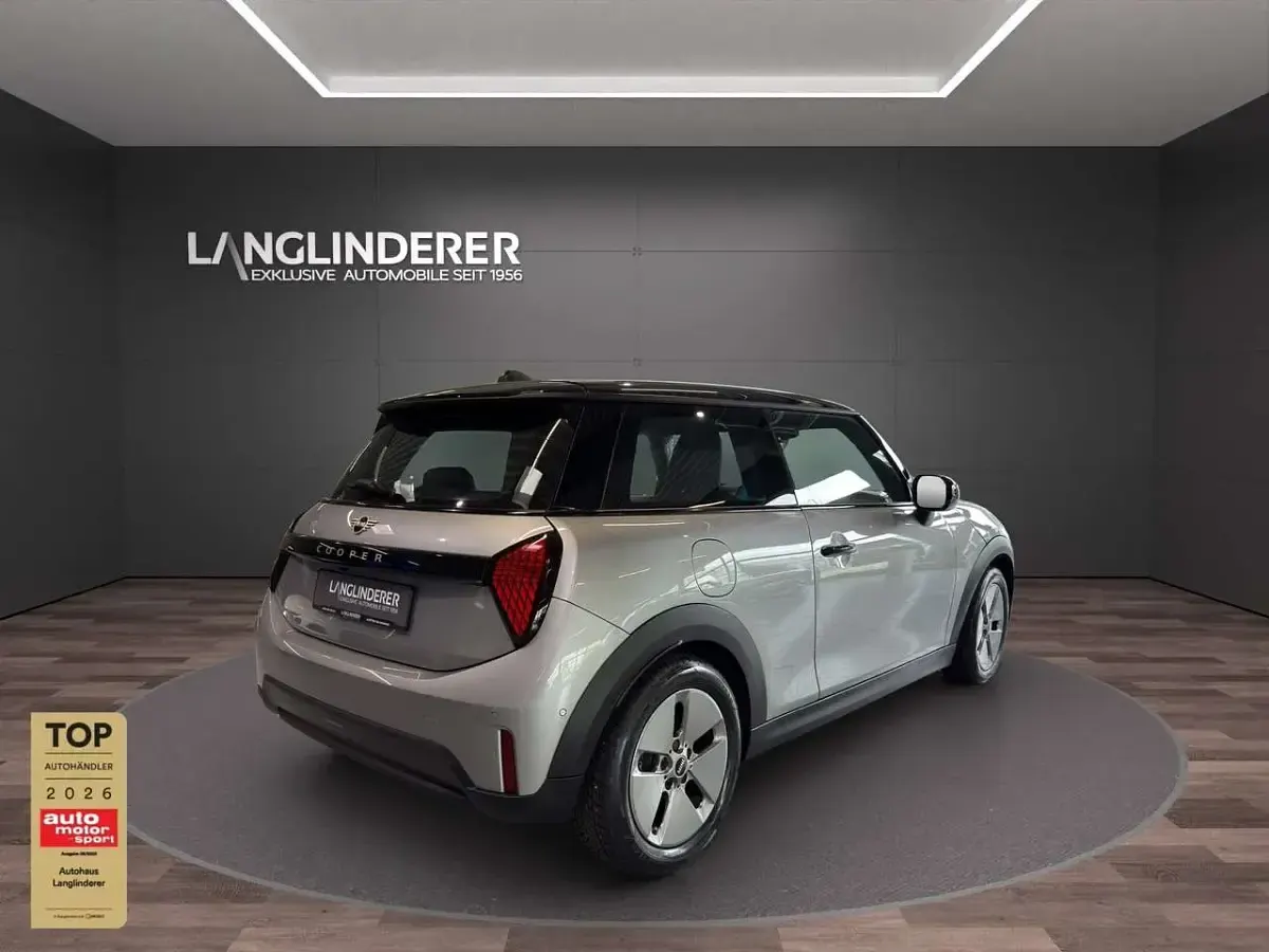 Gebraucht Mini Cooper Favoured 156 PS (114 kW) 2024 Melting silver iii Kleinwagen