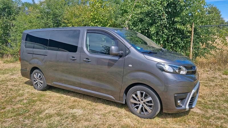 Grau Gebraucht 2020 Toyota Proace Verso Team Kombi | 29.500 € (Superpreis) - Bild 1/4