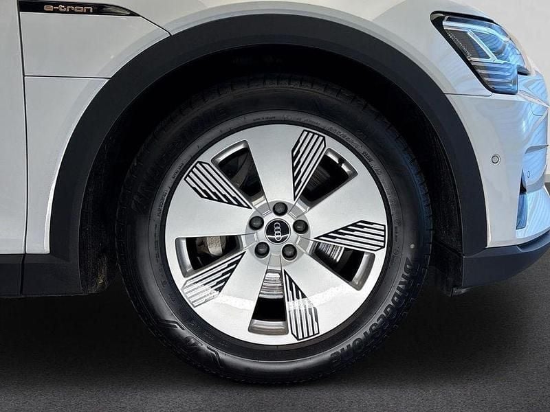 Gebraucht Audi e-tron 300 kW (408 PS) 2023 Gletscherweiß metallic SUV