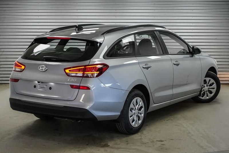 Neu Hyundai i30 2026 Shimmering silver metallic () Kombi