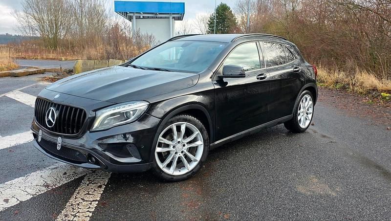 Schwarz Gebraucht 2014 Mercedes 200 Kleinwagen | 8.000 € - Bild 1/4